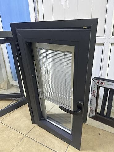 Алюминиевое окно с интегрированными жалюзи между стеклопакетами