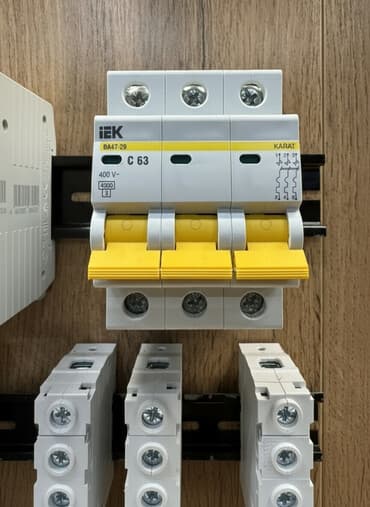 3 фазный двигатель: Электрический автомат, Трехфазные, Напряжение: 63 ампер, Новый — 1