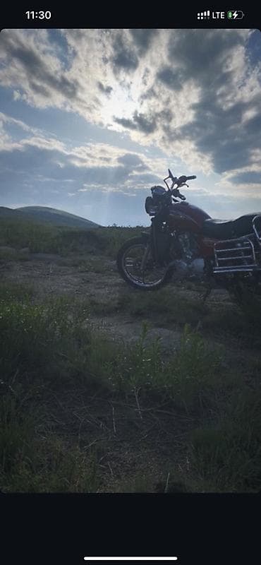 130 куб: Мотоцикл классического дорожного типа, красный цвет. Основные — 2