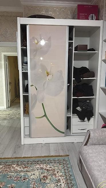 Напольные покрытия: Продаётся шкаф в стиле сакура,состояние отличное,высота 2,3 м — 1