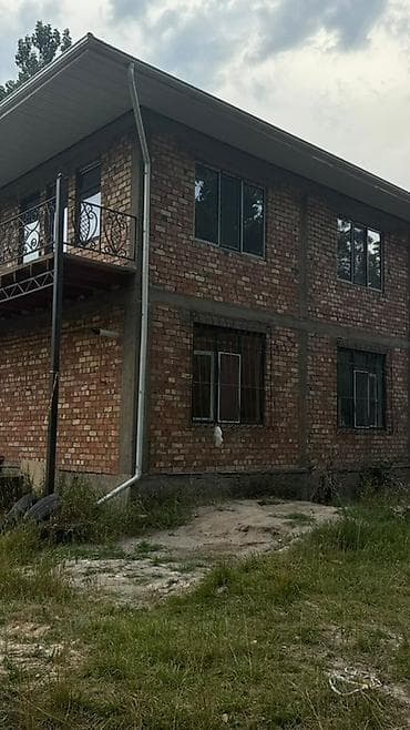 Дома: Двухэтажный кирпичный дом с просторным балконом и видом на зелёную — 1
