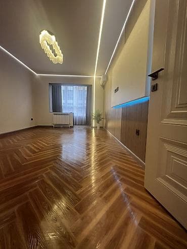 Современная комната с дизайнерской отделкой и продуманным светом