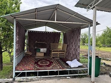 Также на участке имеется уличная беседка-помост на металлическом