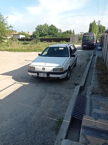 Volkswagen Passat: 1990 г.