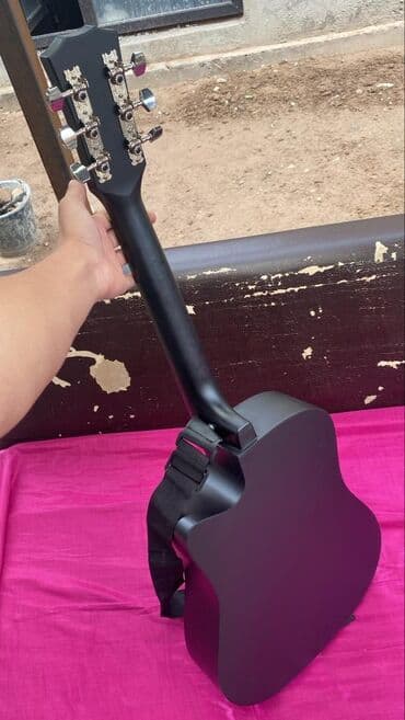 полуакустическая электрогитара: Акустическая гитара с вырезом, цвет матовый черный. Особенности: - — 1