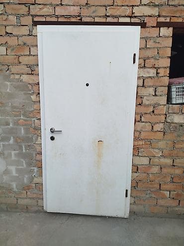 Металлическая входная дверь с коробкой, белая. Характеристики: -