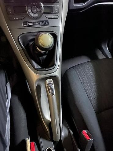 Унаа: Toyota Auris: 2009 г., 1.6 л, Кол менен иштөөчү, Бензин, Хетчбек — 4