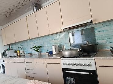 Кухонный гарнитур с верхними и нижними модулями месте с вытяжкой -