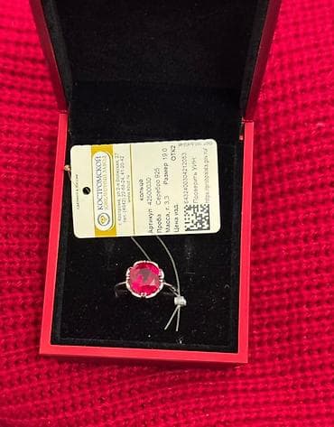 Личные вещи: Украшения: 1) Серебряное кольцо с крупным рубиново‑красным камнем - — 1