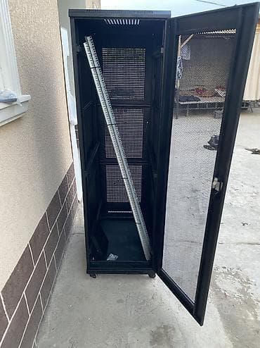 серверные шкафы 20: Напольный телекоммуникационный шкаф (server rack) с перфорированными — 3