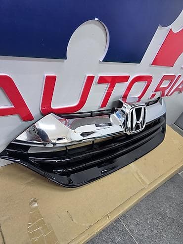 на црв: Решетка радиатора Honda CR-V 2017–2019 (дорестайлинг, 5‑е поколение) — 2