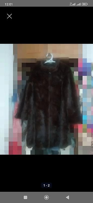 Личные вещи: Шуба из тёмного меха (вероятно, мутон/астраган или качественный — 2