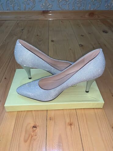 женские брендовые туфли недорого: Продаю женские туфли на каблуке, серебристого цвета, с блестками — 4