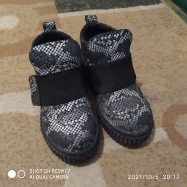 демисезонная детская обувь 22 размера: Ботинки на девочку, кожа, 26 размер. Состояние отличное. Цена — 1