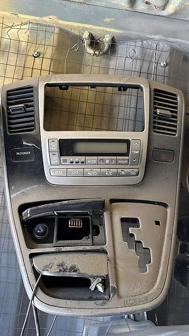 Панели, обшивки: Центральная консоль Toyota — 1