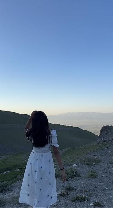 Көйнөктөр: Белое летнее платье миди с цветочной вышивкой - Свободный А-силуэт с — 2