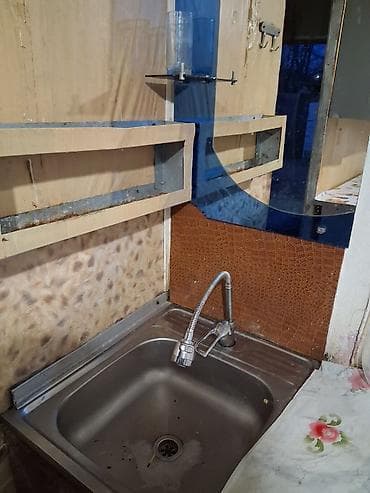 дом рассрочка: Каракол шаарынын центрына жакын жерде жер уй ижарага берилет, ичинде — 3