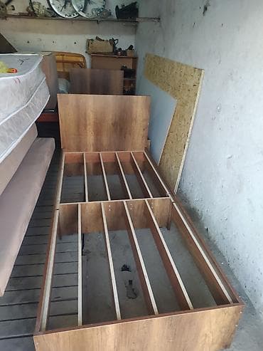 Кровати: В продаже односпальная кровать из ЛДСП с высоким изголовьем в наличии — 2