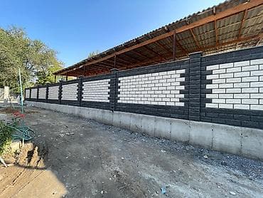 Секция забора из декоративных бетонных панелей - Материал: вибролитые