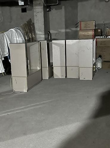 зеркало на подставке: Продаю витрины 🔹 2 прямых витрин 110 см длина 🔹 4 угловые витрины 🔹 — 2