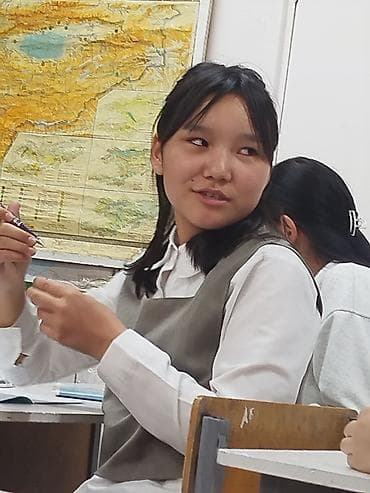 Постер «MOMO» в монохроме - Печатное изображение жуткого персонажа в