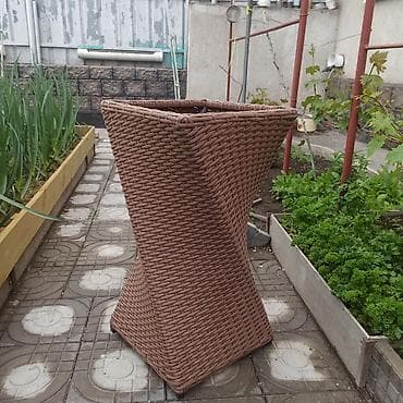искуственный ротанг: Высокий уличный кашпо-постамент из искусственного ротанга. - — 1