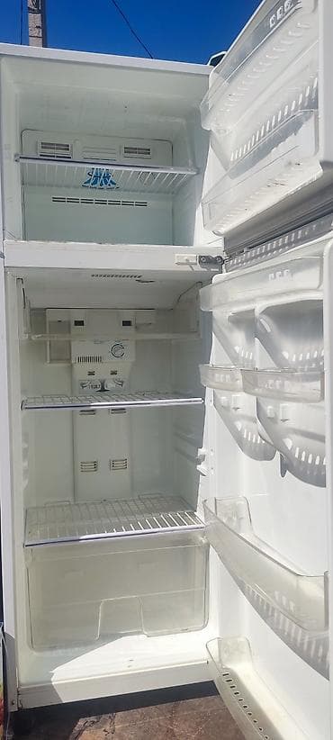 Холодильник двухкамерный, белый, с верхней морозильной камерой