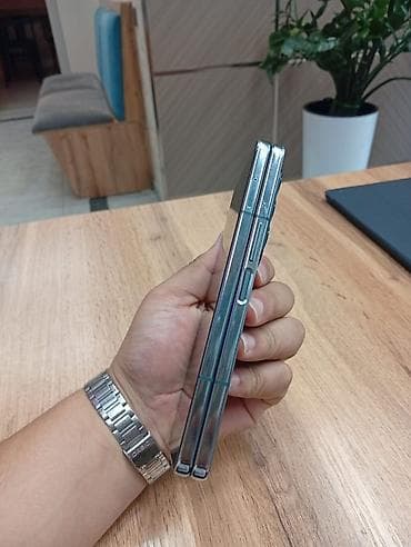 galaxy s19: Samsung Galaxy Z Flip 4, цвет - Серый — 5