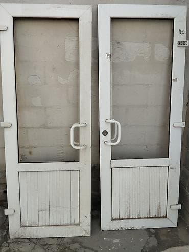 Пластиковый наружный дверь 
продаю каждый оба