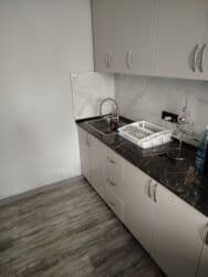 сдаю комнату с подселением восток 5: Сдается комната в 2кв, для девушек 30 т сом, комната чистая, уютная — 3