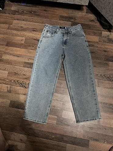 Джинсы прямого кроя, светло‑синего (серого) выцветшего денима. -