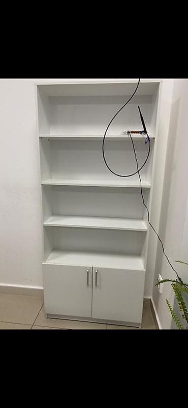 Белый стеллаж/шкаф для хранения с открытыми полками и нижним закрытым