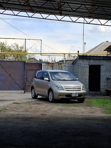 Компактный пятидверный хэтчбек золотистого (бежевого) цвета. Основные