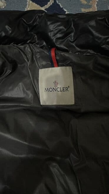Спецодежда: Пуховик Moncler, черный, классическая лаконичная модель с глянцевым — 4