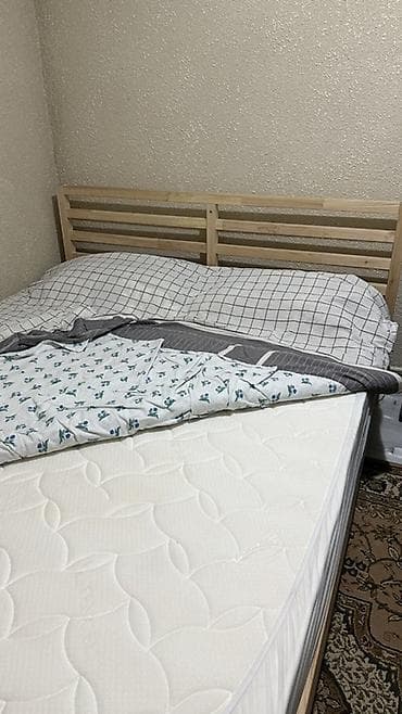 Двуспальная кровать из массива сосны с реечным основанием и матрасом