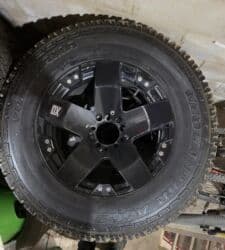 диск на внедорожник: Дөңгөлөктөр монтажда R 20, All-season, Жол тандабастар (АТ/МТ), Куйма — 1