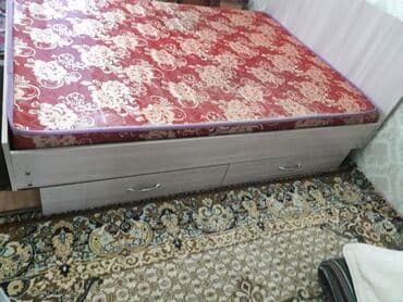 кровати 2 ярусные: Кровать двуспальная, размер матраса 140 на 190, б/у — 4