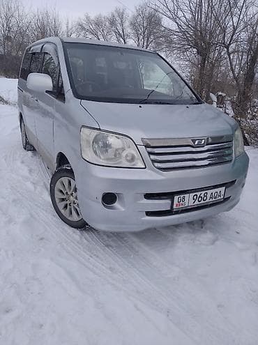 Toyota Noah: 2003 г., 2 л, Автомат, Бензин, Минивэн