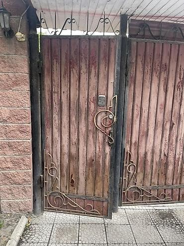 Распашные металлические ворота с калиткой и навесом - Конструкция lalafo.kg да Распашные металлические ворота с калиткой и навесом - Конструкция