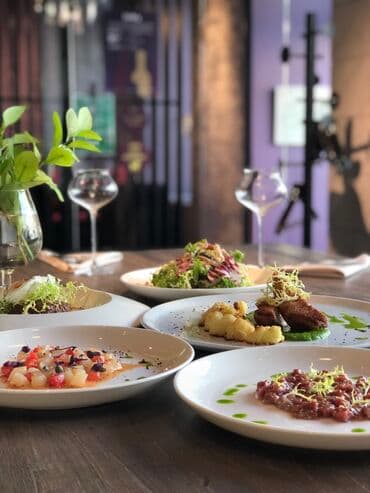 Шеф повар богатый опыт работы более 12 лет. Работал в Москве элитных