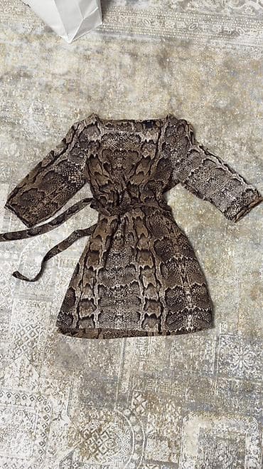 куртка 700: Платье H&M с принтом под змеиную кожу. - Фасон: мини — 1