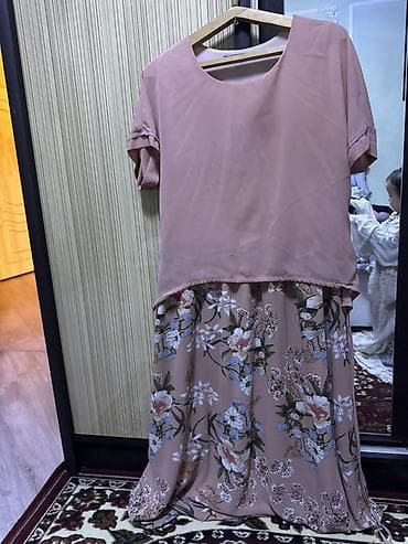 Платье-миди в нежно-пудровом цвете с цветочным принтом. - Фасон