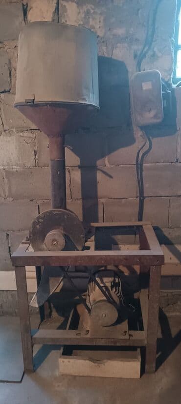 Дробилка для зерна 
Трёх фазная,в хорошем состоянии,работает отлично!