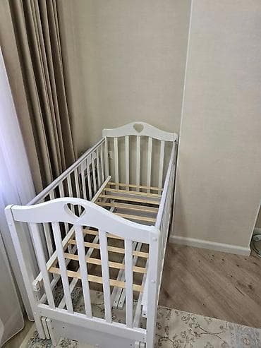 Эмерек: Детская кроватка из дерева белого цвета. Спинки украшены вырезами в — 2