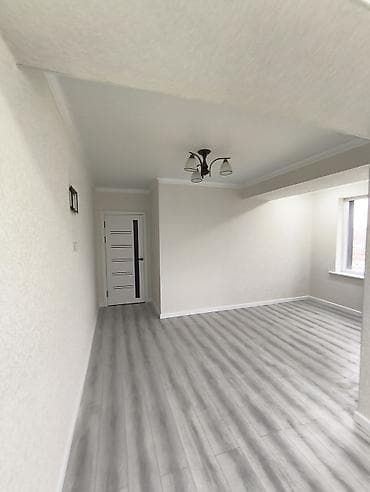 земельный дом: Светлая комната с большим окном и нейтральной отделкой. - Просторное — 1