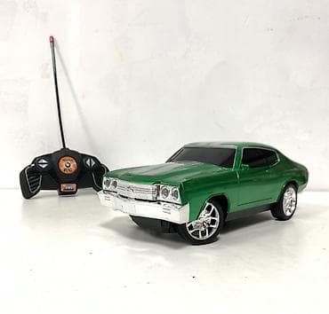 lamborghini 350: Модель автомобиля на радиоуправлении, выполненная в зеленом цвете с — 2