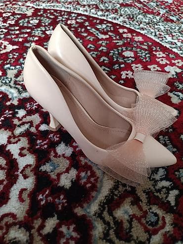 обувь 44: Туфли-лодочки бежевого оттенка с декоративными бантами из сетки. - — 1