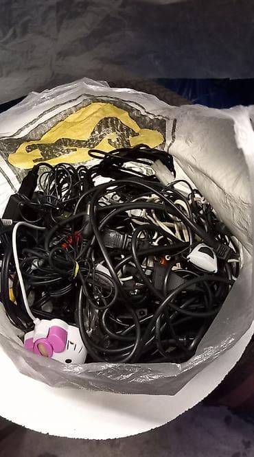 Всякий мелочь.цены всякие. В пакетике всякие зарядники,кабеля,шнуры,на