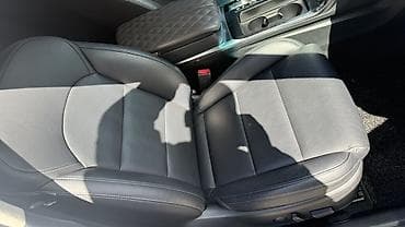 спидометор: Салон автомобиля бизнес-класса с современным оснащением. Основные — 4