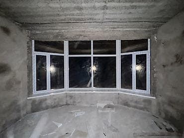 пластмассовый: Новое пластиковое окно с белой рамой, состоящее из нескольких секций — 1